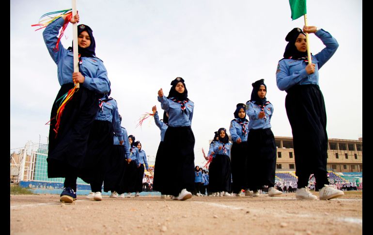 Estudiantes marchan en un estadio para conmemorar el Día de la Policía en Najaf, Iraq. AFP/H. Hamdani