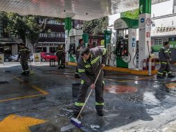Ante el desabasto de gasolinas, trabajadores aprovechan para hacer trabajos de limpieza en el cruce de las calles Álvaro Obregón y Mérida, en la colonia Roma. SUN/G. Espinosa