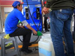 Un empleado de una gasolinera despacha combustible racionado en León. EFE/M. Armas