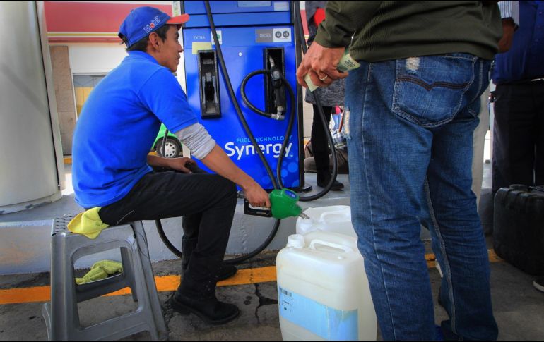 Un empleado de una gasolinera despacha combustible racionado en León. EFE/M. Armas