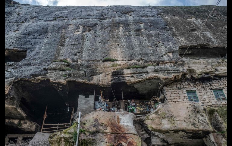 Uno de los últimos habitantes en cuevas históricas se sienta en su casa en Hasankeyf.