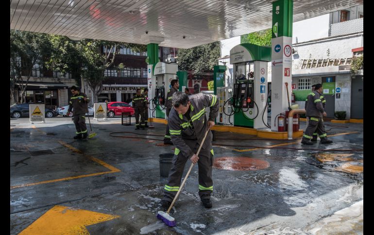 Ante el cierre por falta de combustible en una gasolinera en la colonia Roma, en Ciudad de México, aprovechan para hacer trabajos de limpieza.