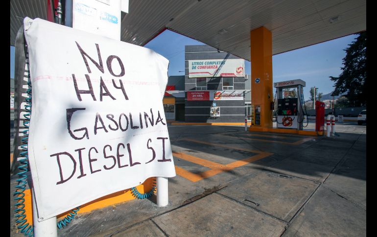 Habitantes del Valle de Toluca han reportado hoy una espera hasta por cuatro horas para poder abastecerse de gasolina. Aspecto de una estación ayer en Toluca.