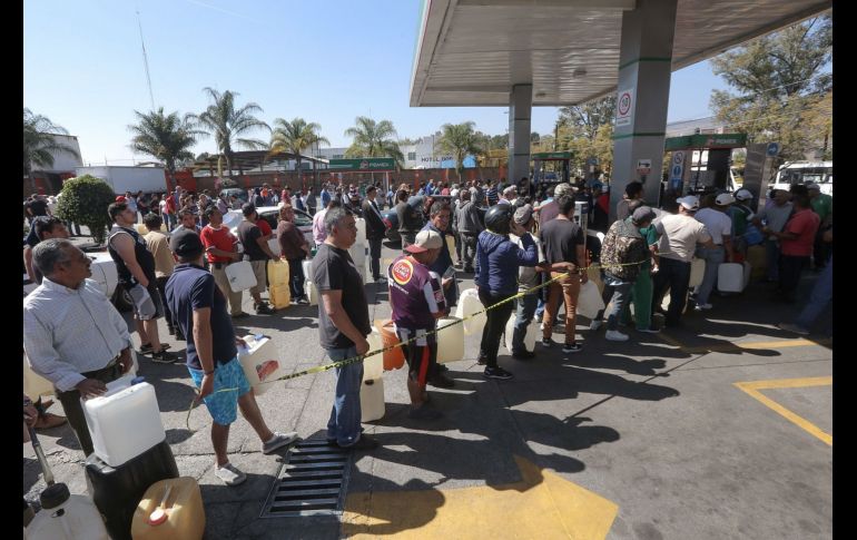 Cientos de personas esperan hoy su turno para lograr obtener unos litros de gasolina en Morelia, Michoacán.