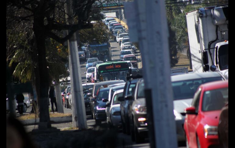 Las filas en las estaciones han provocado tráfico en algunos puntos de la Zona Metropolitana de Guadalajara. Afuera de un establecimiento en Patria y Naciones Unidas, en Zapopan.