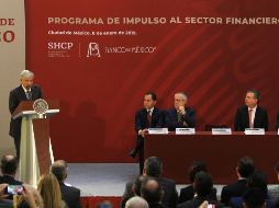 Andrés Manuel López Obrador hizo el anuncio junto a representantes de la banca. NOTIMEX/O. Ramírez