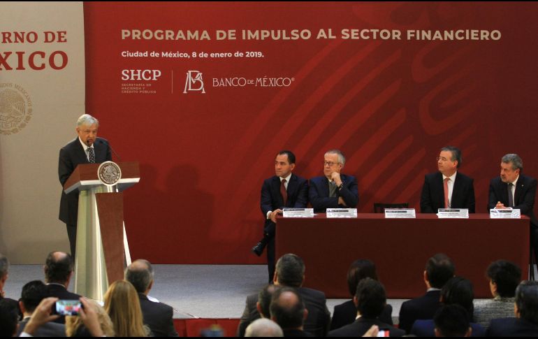Andrés Manuel López Obrador hizo el anuncio junto a representantes de la banca. NOTIMEX/O. Ramírez