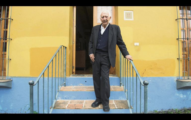 El autor, en vida, posa en la puerta de su casa ubicada en Xalapa, Veracruz. EL UNIVERSAL