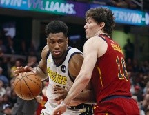 Thaddeus Young (izq.) lideró el ataque de los Pacers. AP / T. Dejak