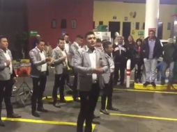 Algunos de los presentes graban la actuación de la banda, que pronto se comenzó a compartir a través de redes sociales. YOUTUBE / Mi Mazatlán Music group