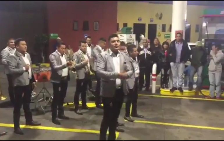 Algunos de los presentes graban la actuación de la banda, que pronto se comenzó a compartir a través de redes sociales. YOUTUBE / Mi Mazatlán Music group