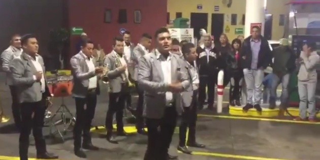 Banda ameniza espera en gasolinera de Michoac&aacute;n; sigue desabasto
