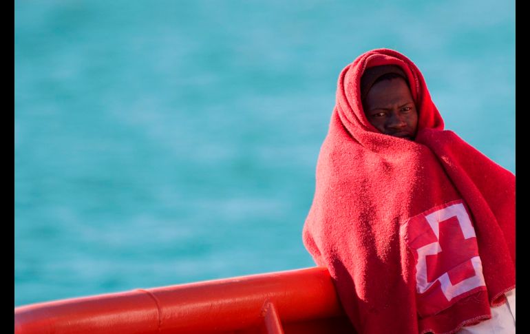 Un migrante se cubre con una cobija a su llegada al puerto español de Málaga, luego de ser rescatado junto a otros migrantes de un bote inflable por la guardia costera española. AFP/O. Guerrero