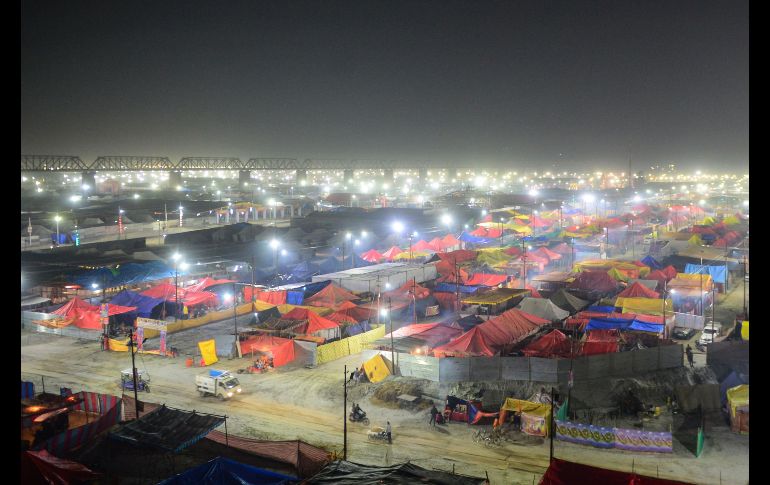Tiendas de campaña de santones hindúes se despliegan junto al Sangam, la confluencia de los míticos ríos Ganges, Yamuna y Saraswati, para el festival Kumbh Mela en Allahabad, India. AFP/S. Kanojia