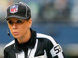 Hace tres años, Sarah Thomas se convirtió en la primera oficial femenina en tener contrato de tiempo completo con la NFL. AFP / ARCHIVO