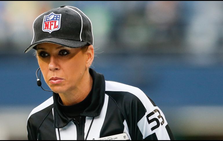 Hace tres años, Sarah Thomas se convirtió en la primera oficial femenina en tener contrato de tiempo completo con la NFL. AFP / ARCHIVO