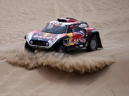 El francés se adjudicó este miércoles la tercera etapa del Rally, por delante del catarí Nasser Al-Attiyah. AFP /
