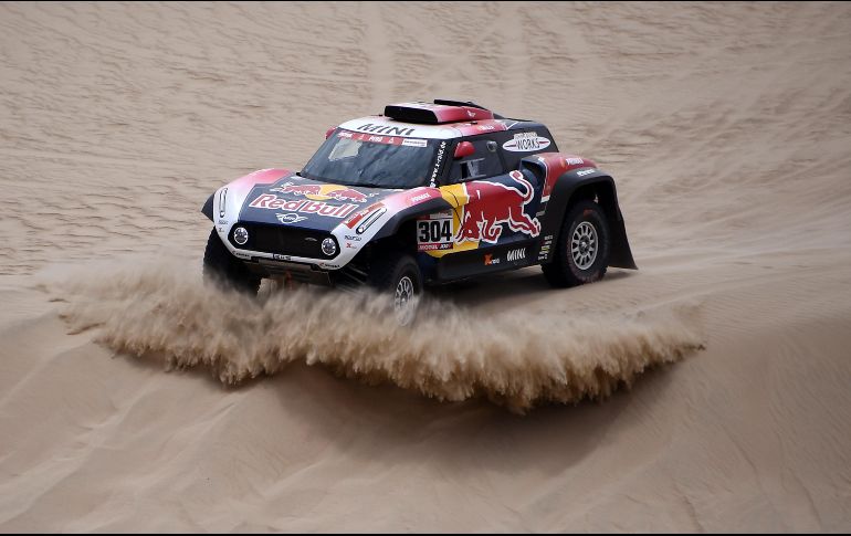 El francés se adjudicó este miércoles la tercera etapa del Rally, por delante del catarí Nasser Al-Attiyah. AFP /