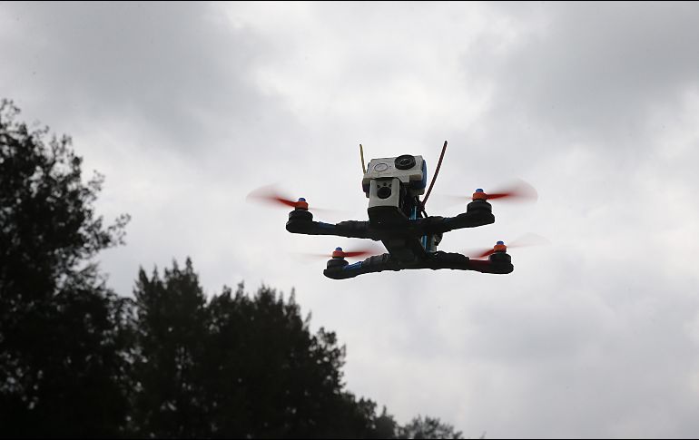 Los pilotos de drones necesitarán un certificado de pilotaje y prueba del registro del vehículo, ya sea para su uso recreativo, profesional o académico. EL INFORMADOR/ ARCHIVO