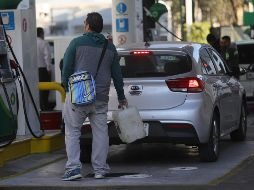Otra recomendación que emite a la población es que si tienen gasolina disponible en el tanque de sus vehículos, no acudan a las gasolineras para evitar el caos. EFE / S. Gutiérrez