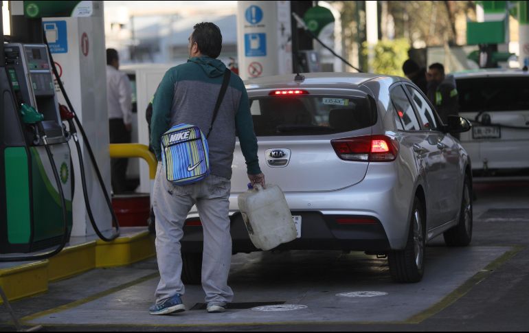 Otra recomendación que emite a la población es que si tienen gasolina disponible en el tanque de sus vehículos, no acudan a las gasolineras para evitar el caos. EFE / S. Gutiérrez