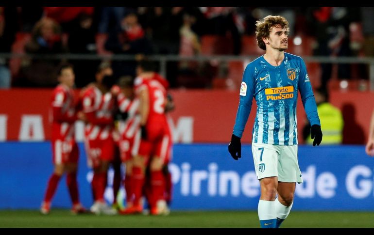 Griezmann (D) muestra su descontento mientras el Girona celebra el gol del empate. EFE/E. Fontcuberta