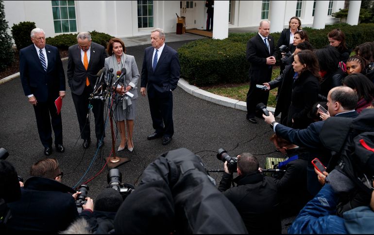 Chuck Schumer y Nancy Pelosi, legisladores demócratas, hablan ante los medios sobre la frustrada reunión. AP/E. Vucci
