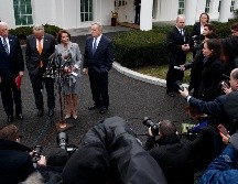 Chuck Schumer y Nancy Pelosi, legisladores demócratas, hablan ante los medios sobre la frustrada reunión. AP/E. Vucci