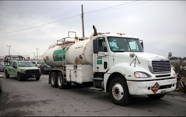 Pemex insistió en que no hay desabasto de combustible, y sólo se cambió la forma de transportarlo. AP/F. Márquez