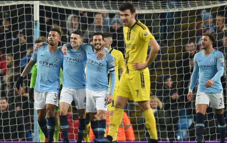 Cuatro de los nueve goles del City fueron obra del brasileño Gabriel Jesús (I). AFP/O. Scarff