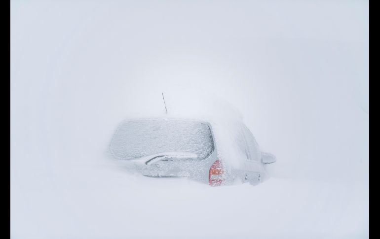 Ciudades de Austria, Alemania, Suiza, y el norte de Italia se han visto afectadas por las nevadas. Un vehículo semisepultado por la nieve en St. Christoph am Arlberg, Austria.