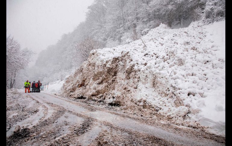 Trabajadores despejan un camino luego de una avalancha en Marktschellenberg, Alemania. Al menos 12 personas han muerto en incidentes relacionados con las nevadas en Europa en la última semana, la mayoría de ellas por avalanchas.