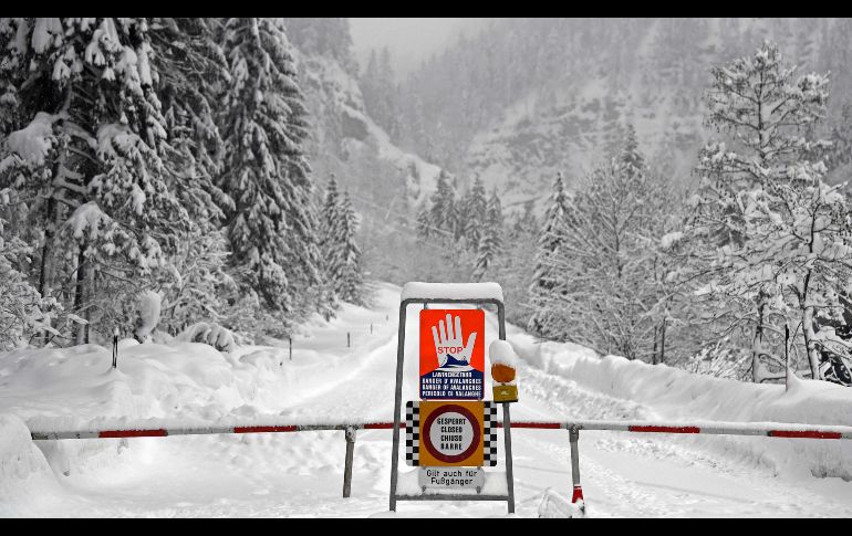 Un camino cerrado por riesgo de avalancha en Obertauern, Austria.