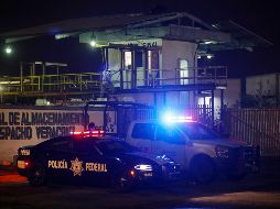 Una patrulla de la Policía Federal espera en la entrada de Petróleos Mexicanos en la ciudad de Veracruz. AP/F. Márquez