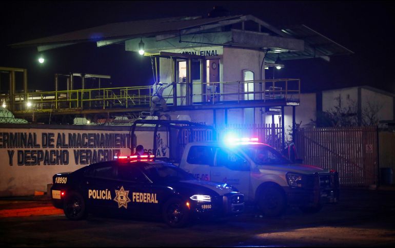 Una patrulla de la Policía Federal espera en la entrada de Petróleos Mexicanos en la ciudad de Veracruz. AP/F. Márquez