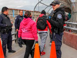 Las personas que llegan en familia representan más de la mitad del total de los detenidos. AFP/H. Martínez