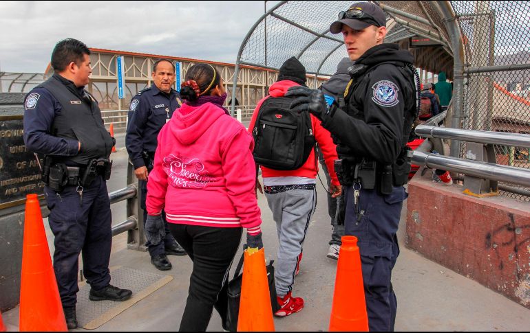 Las personas que llegan en familia representan más de la mitad del total de los detenidos. AFP/H. Martínez
