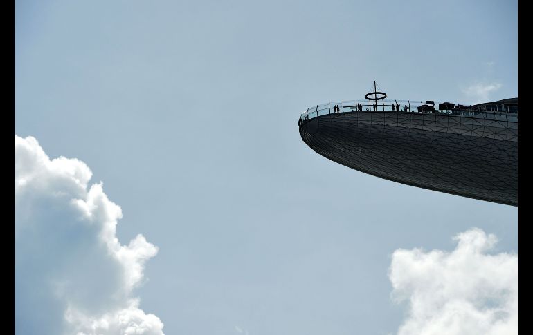 Personas se ven en la punta del mirador de Marina Bay Sands SkyPark en Singapur. AFP/R. Rahman