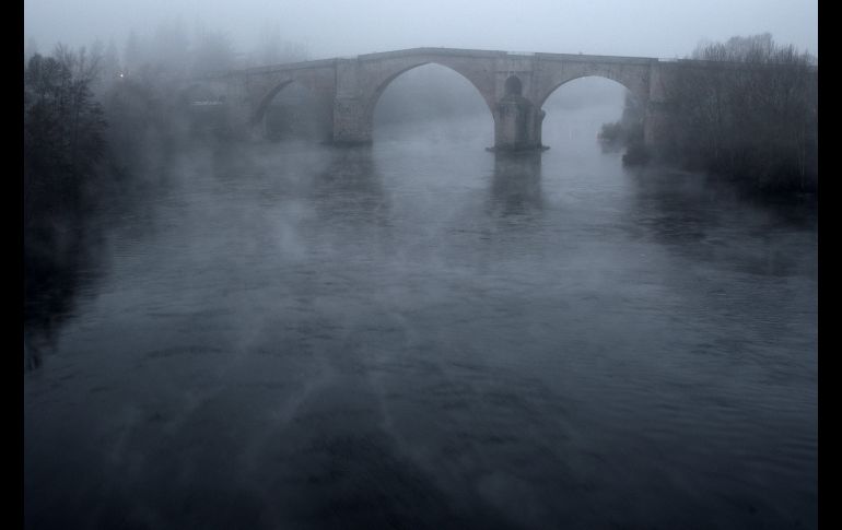 El río Miño y el Puente Romano de Ourense entre una densa niebla en Orense, España. EFE/B. Lorenzo