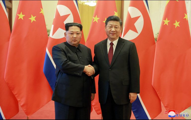 Fotografía de archivo que muestra al presidente chino, Xi Jinping (d), mientras estrecha la mano del líder norcoreano, Kim Jong-un, durante su reunión en Pekín. EFE/KCNA