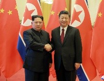 Fotografía de archivo que muestra al presidente chino, Xi Jinping (d), mientras estrecha la mano del líder norcoreano, Kim Jong-un, durante su reunión en Pekín. EFE/KCNA