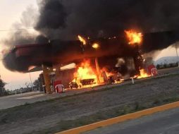 El incendio ocurrió en una estación de servicio sobre la carretera que conduce a Ocotlán, en los límites con Tototlán. ESPECIAL / Protección Civil Jalisco