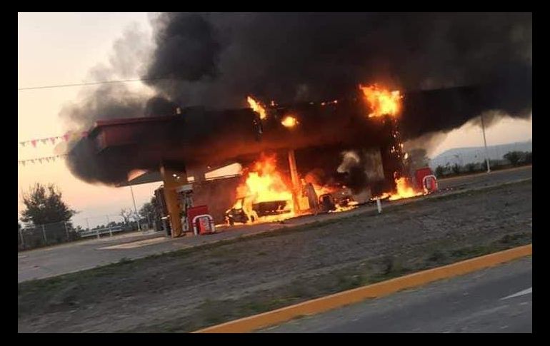 El incendio ocurrió en una estación de servicio sobre la carretera que conduce a Ocotlán, en los límites con Tototlán. ESPECIAL / Protección Civil Jalisco