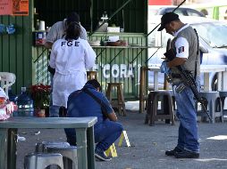 Peritos forenses aseguran el área donde cayó herido Rey David Cortés. EFE