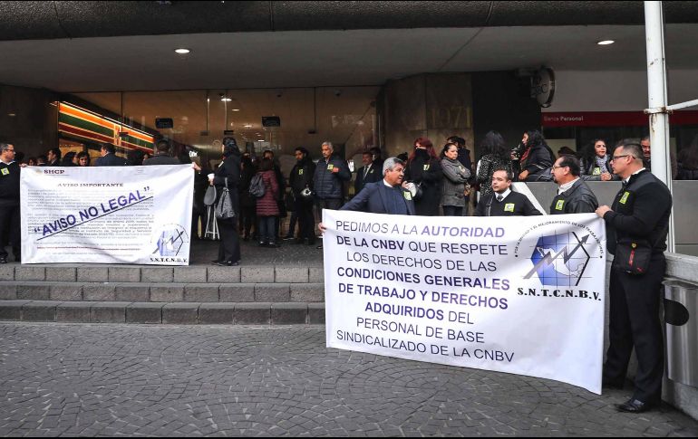 Trabajadores de la Comisión Nacional Bancaria y de Valores se manifestaron el lunes contra las medidas de austeridad que afectan sus prestaciones. SUN/J. Reyes