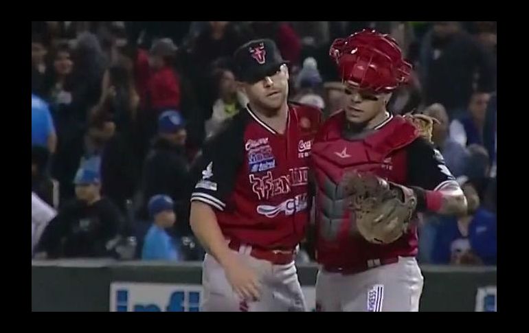 Brandon Cuniff, cerrador de Mazatlán, abraza al catcher Sebastián Valle después del out 27. YOUTUBE/Liga Mexicana del Pacífico