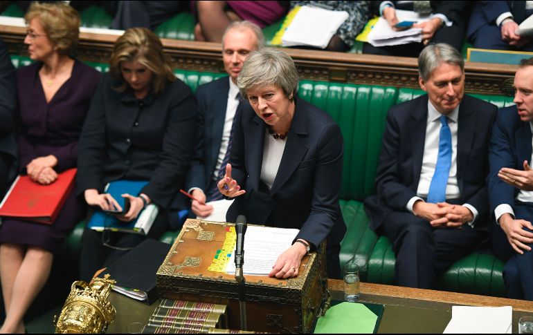 La primera ministra del Reino Unido, Theresa May, responde las preguntas del primer ministro de la Cámara de los Comunes. AP/J. Taylor