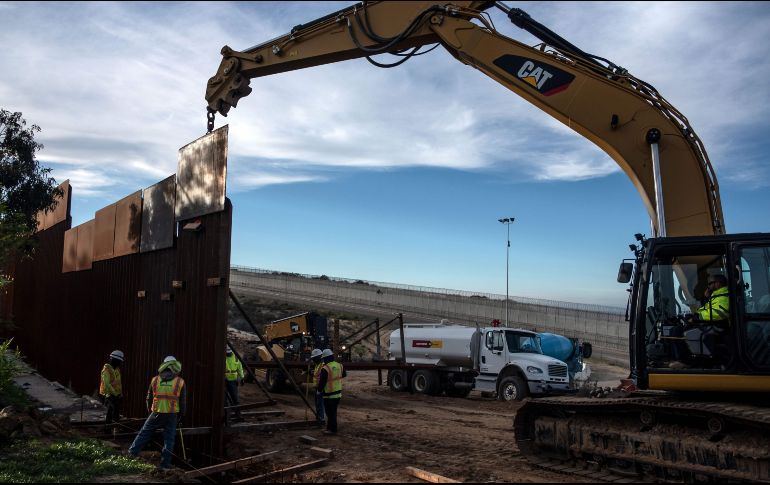 Un equipo de construcción reemplaza parte de la valla fronteriza México-Estados Unidos. AFP/G. Arias