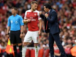Emery fue cuestionado sobre la partida del mediocampista Aaron Ramsey (I) a la Juventus, a lo que respondió que le gustaría que el jugador se quedara en el equipo. ESPECIAL / arsenal.com