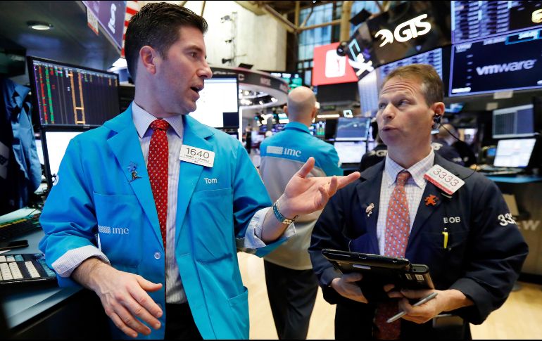En la misma tendencia inicia el NYSE Composite, que muestra una pérdida de 57.22 puntos (-0.49 por ciento) al colocarse en 11 mil 721.204 unidades. AP / R. Drew